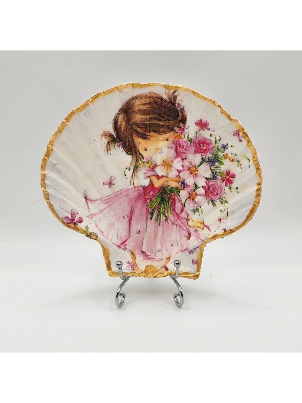 Decoupage Scalloped shell Little Girl With Flowers